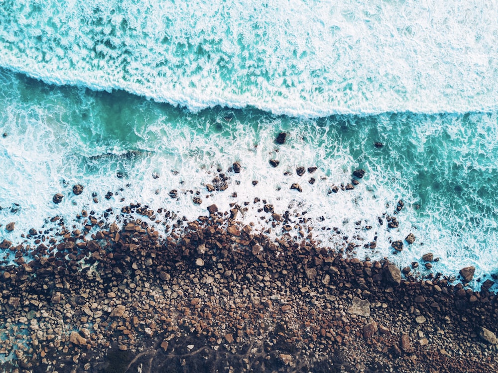 Foto timelapse dell'acqua di mare verde e della riva del mare