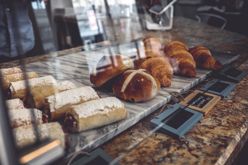 Lote de pastelería en mostrador de exhibición