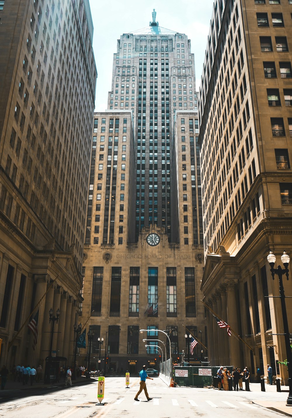 茶色のコンクリートの高層ビル