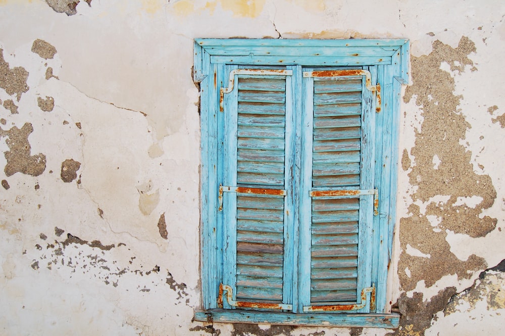 青い木製のルーバードア窓