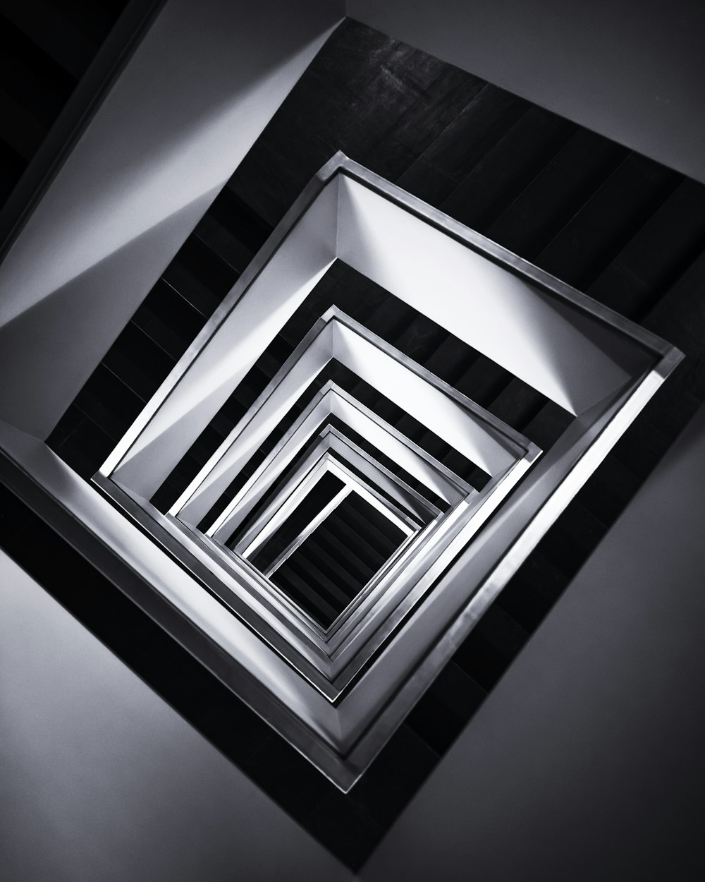 Escala de cinza preto e marrom escada em espiral papel de parede digital