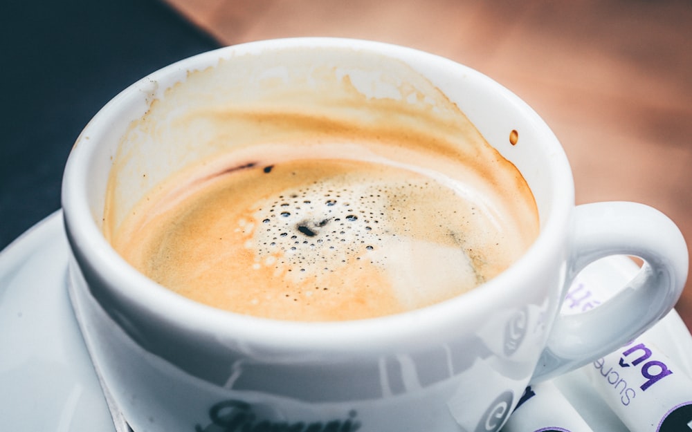 Una bevanda calda cremosa in una piccola tazza di caffè o tè.