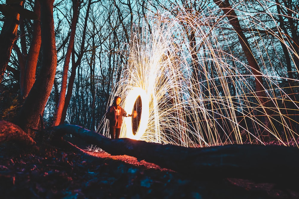 femme au milieu de la forêt steelwool photo