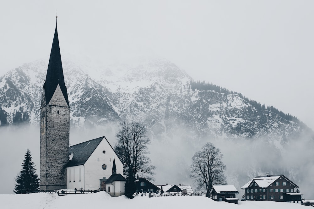 雪山付近の住宅や大聖堂の鳥瞰写真