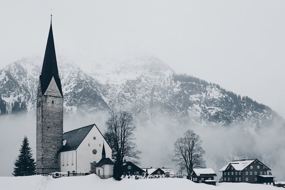 Fotografia com vista panorâmica de casas e catedral perto de Snow Mountain