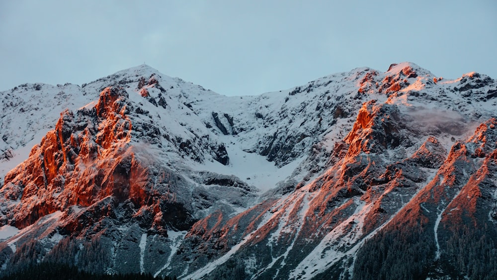 foto da montanha coberta de neve durante o céu nublado