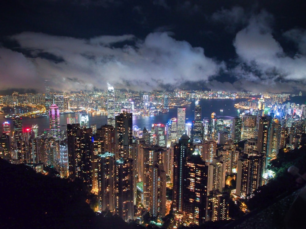 Photographie aérienne d’un immeuble de grande hauteur la nuit