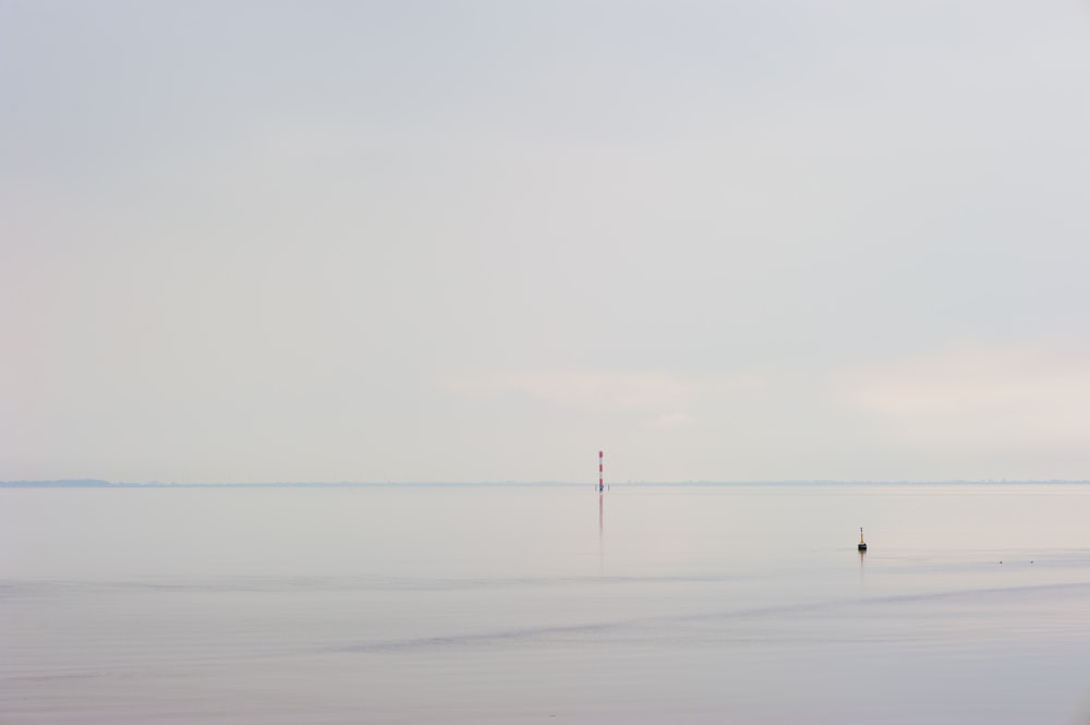 ブトヤディンゲンの穏やかで静かな海の水平線、ニーダーザクセン、ドイツ