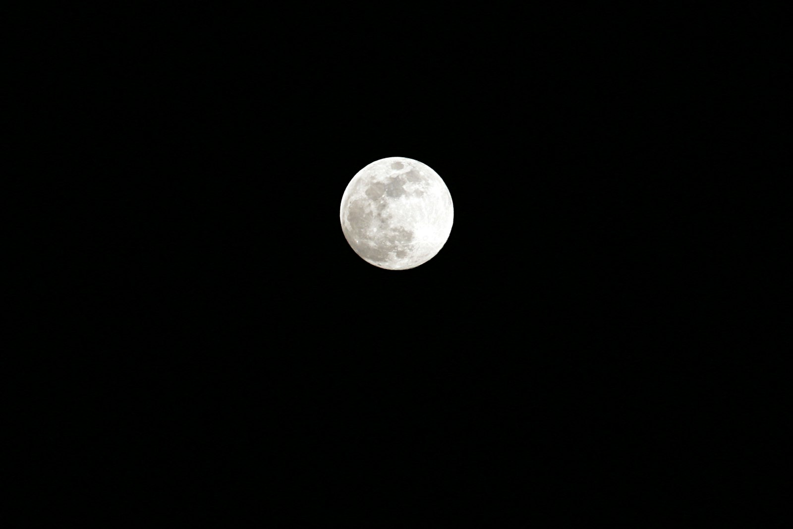 Canon EOS 700D (EOS Rebel T5i / EOS Kiss X7i) + Canon EF 70-300mm F4-5.6 IS USM sample photo. Photo of full moon photography