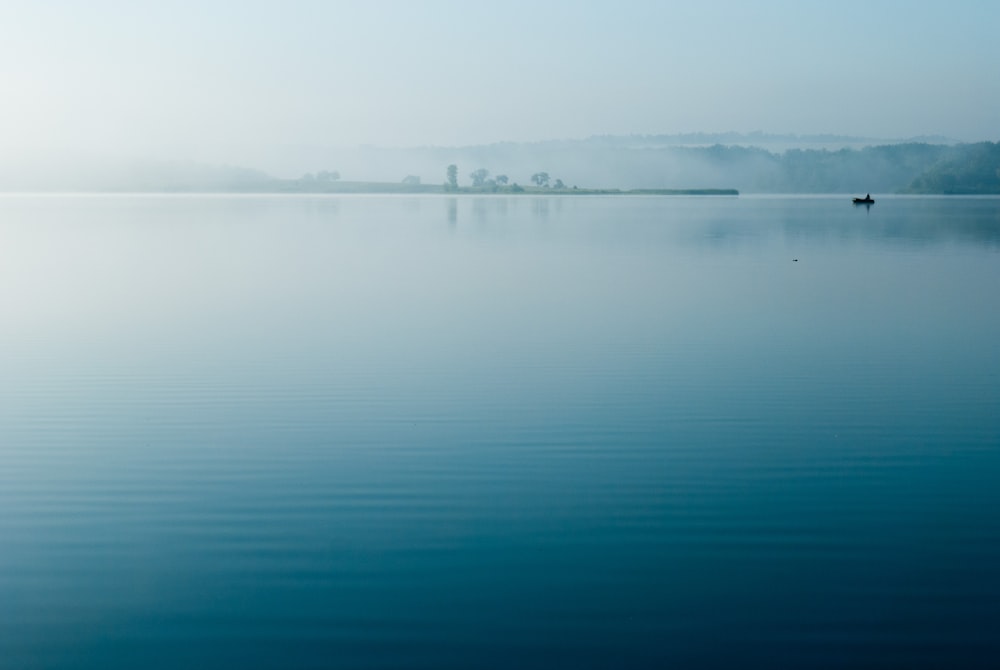 Klares blaues Meer unter blauem Himmel