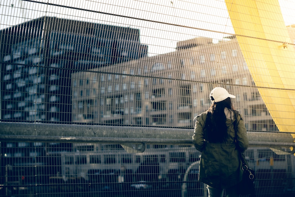 mujer de pie y mirando edificios