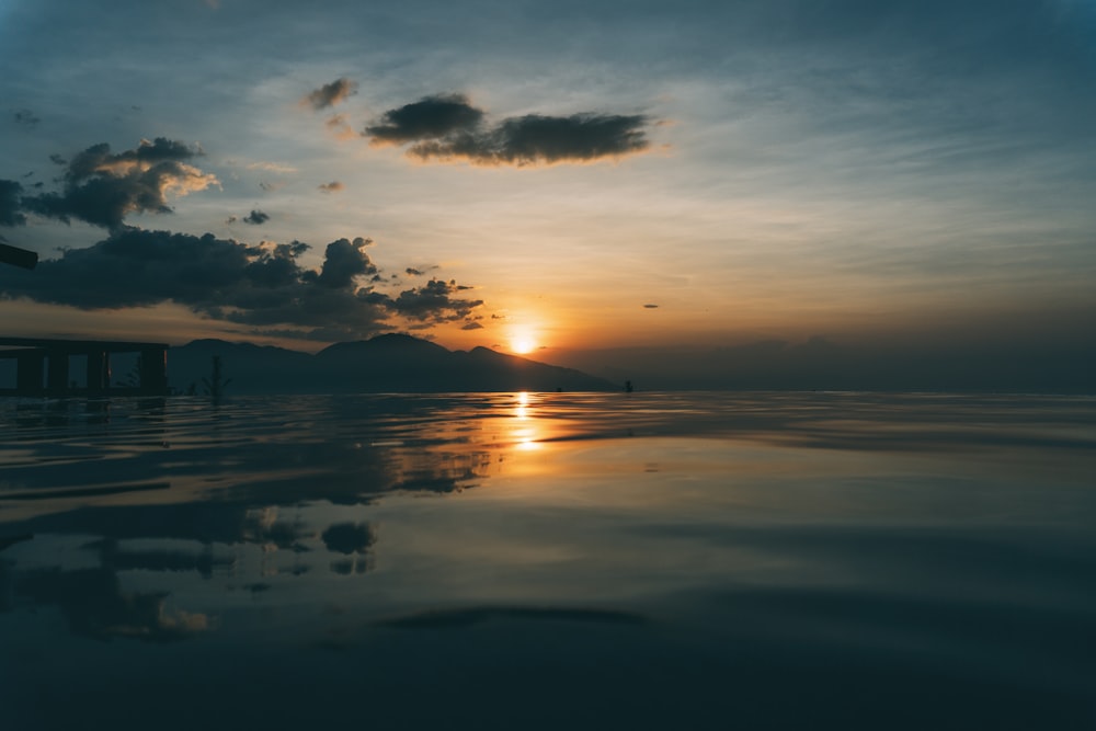 corpo de água durante o pôr do sol