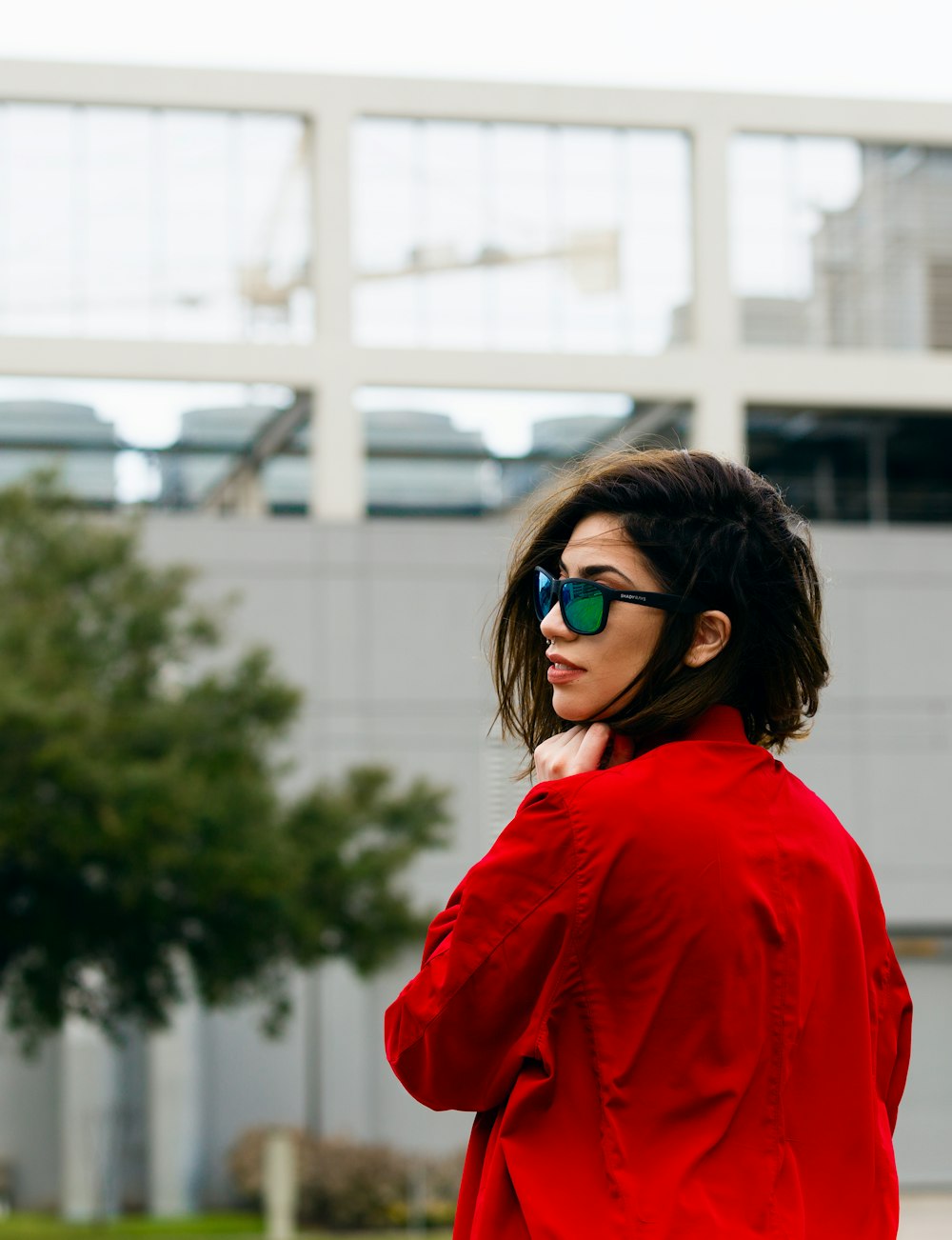 mujer sosteniendo su cabello