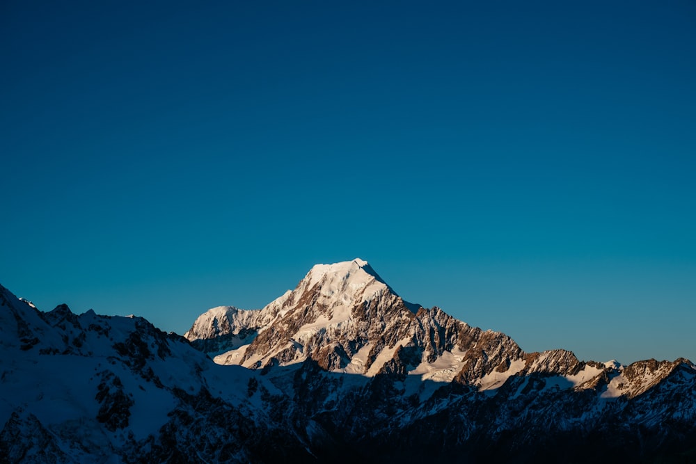 Montagne con neve sotto il cielo blu