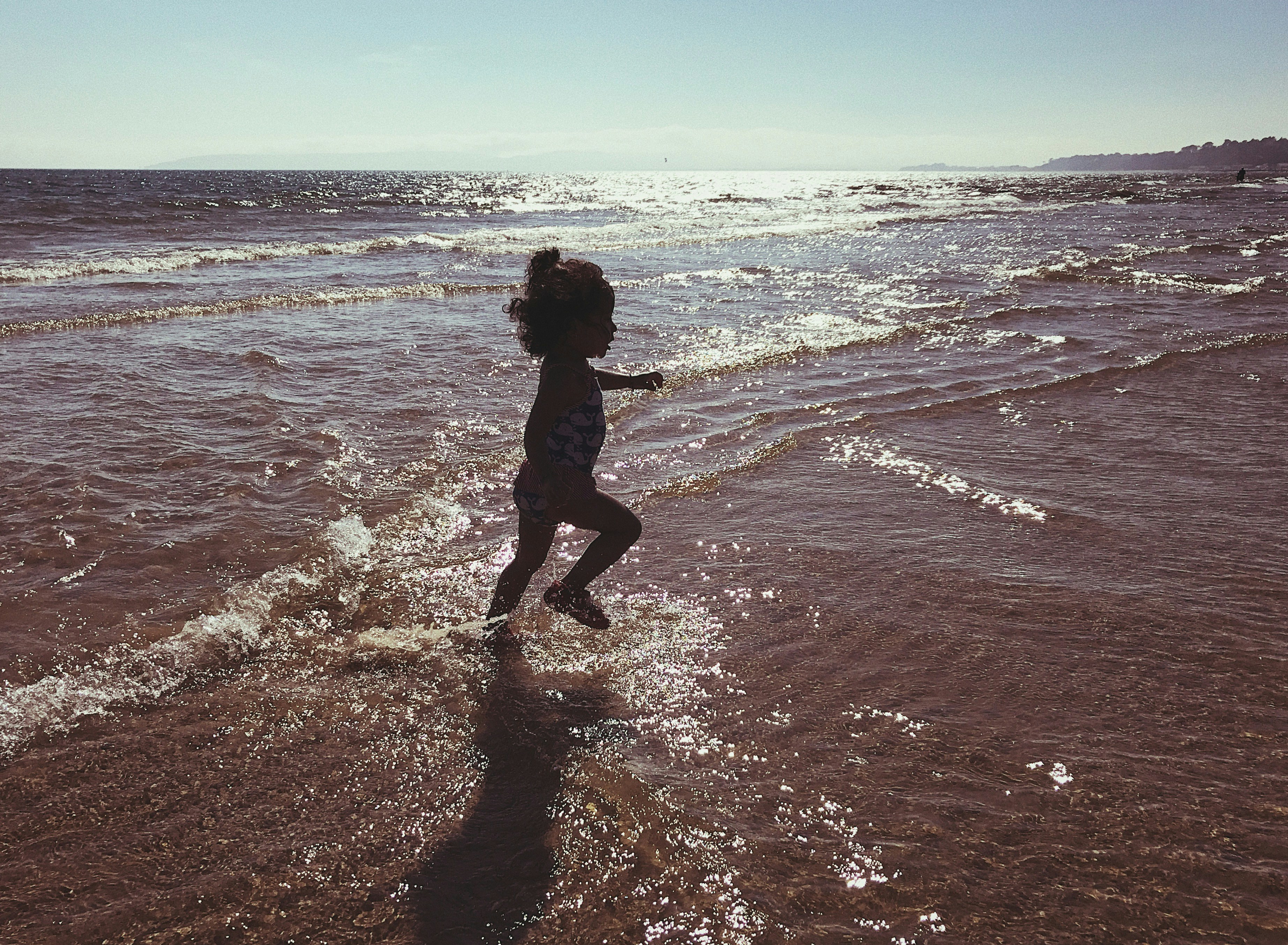 Хождение босиком по воде. Ноги на пляже. Люди на причале. Люди на море. Семья на море со спины.