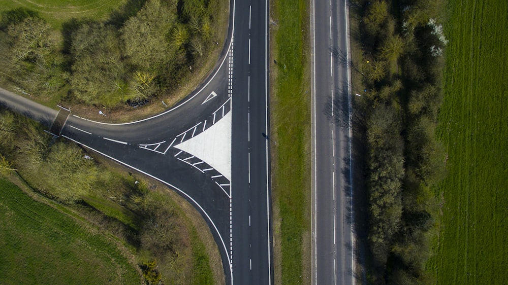 Luftaufnahme der grauen Betonstraße in der Nähe von Bäumen