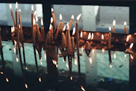 Softly glowing candles featuring wave-like geometric shapes representing 'Ondas de Luz.'