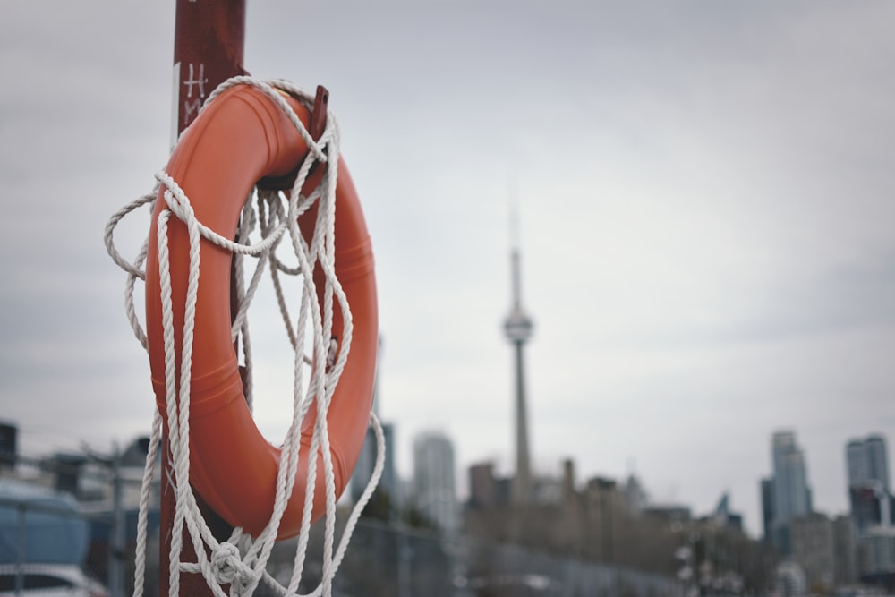 canestro da basket arancione e bianco