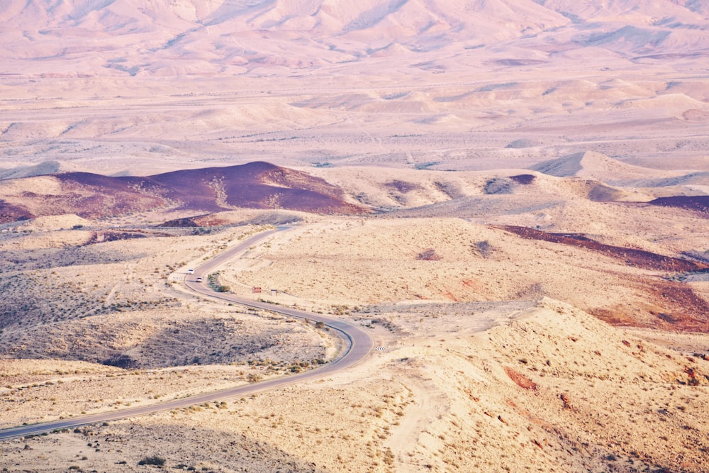 昼間の砂漠間の道路の航空写真