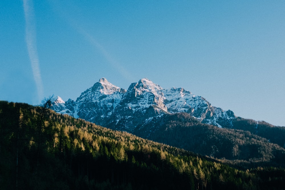 Schneebedeckter Berg tagsüber