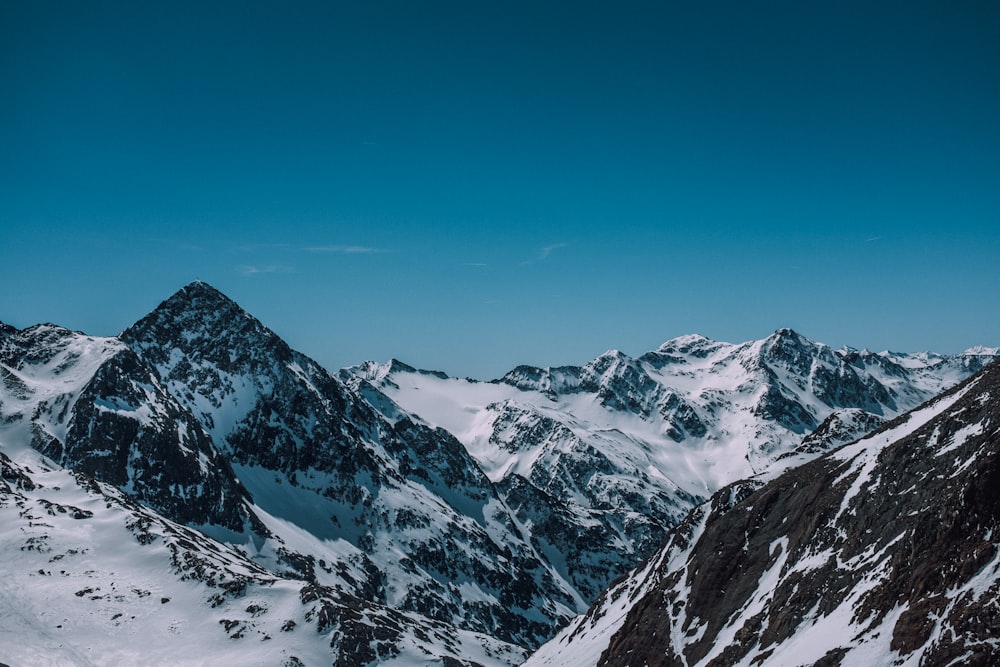 montagne coperte di neve