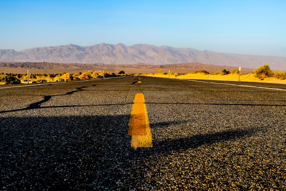 fotografia de estrada de concreto preto e amarelo