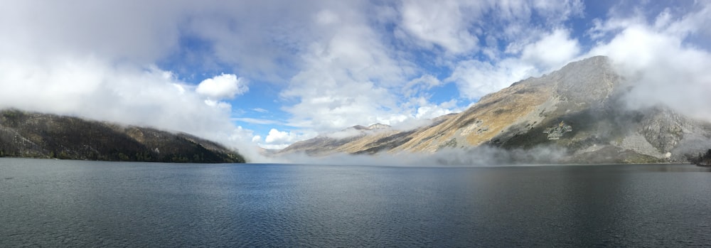lac avec fond de montagne