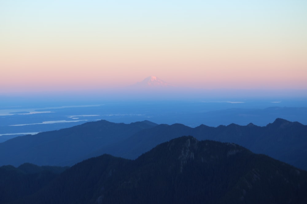 昼間の山のシルエットの風景写真