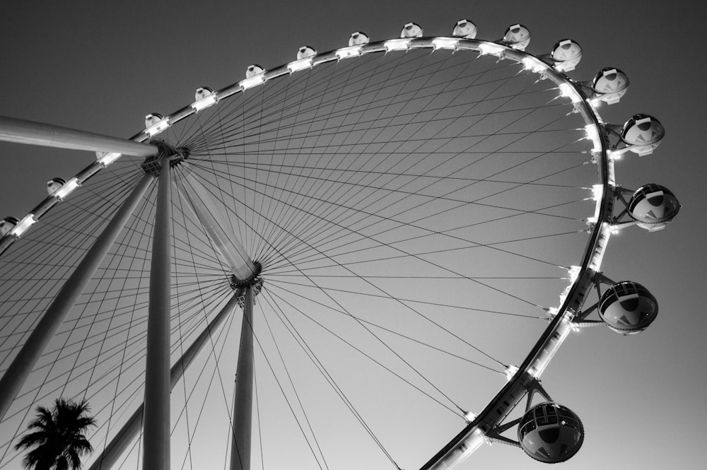 Photographie en contre-plongée de la grande roue