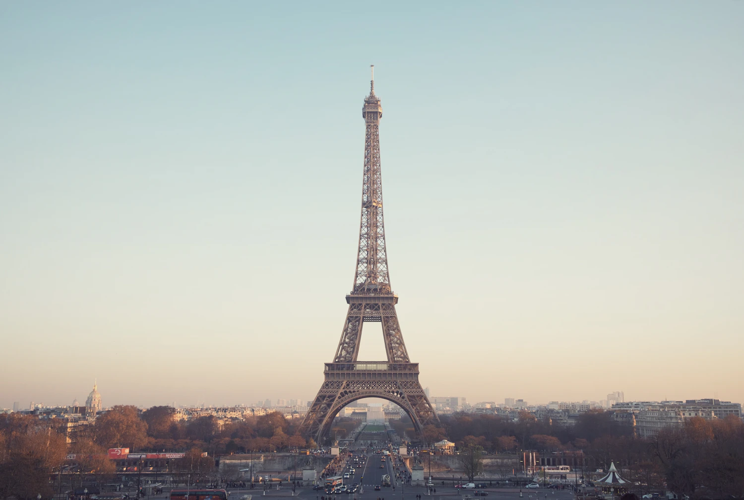 Torre Eiffel sobre el horizonte de París al atardecer, Francia