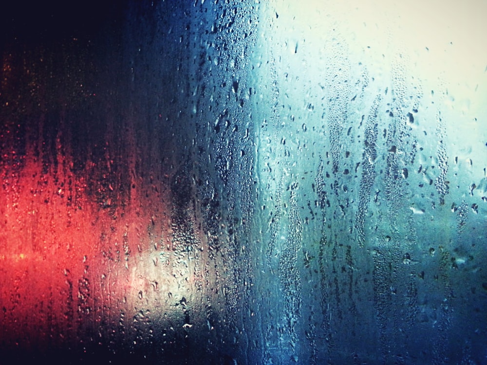 Nahaufnahme eines Fensters mit Regentropfen
