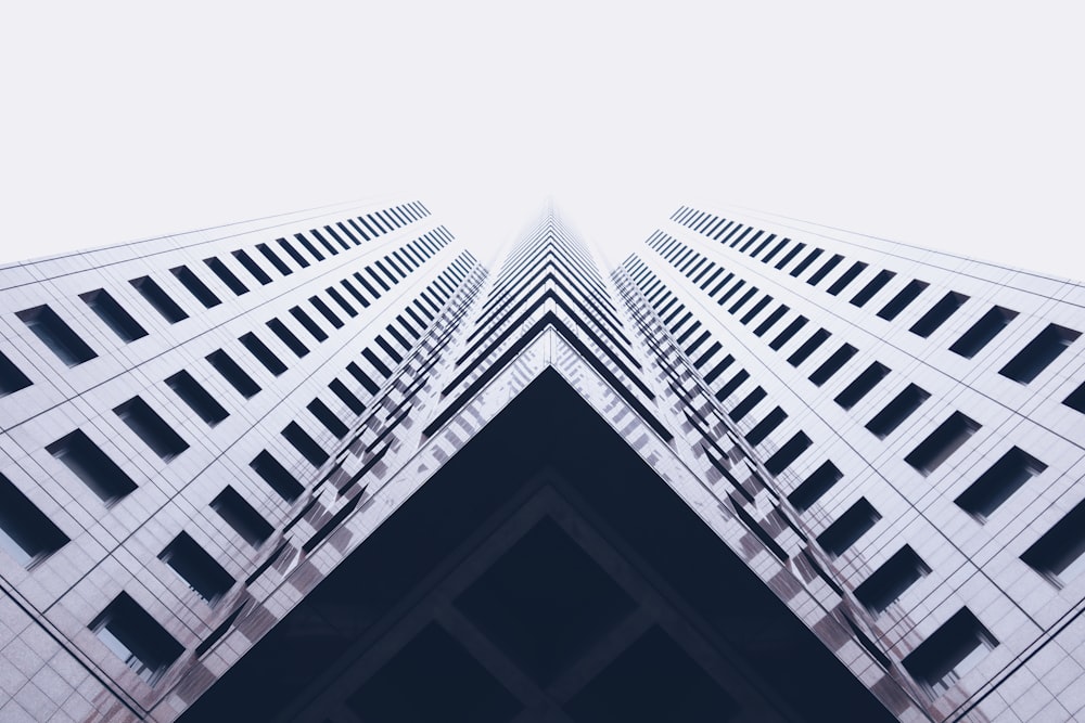 Fotografía de ángulo bajo de edificios