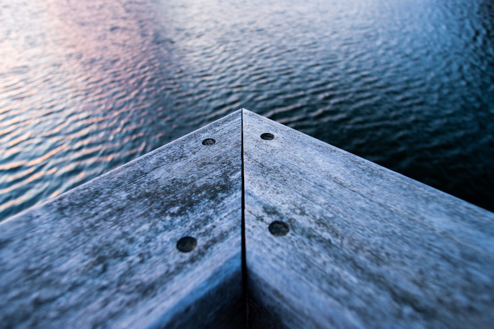 Ein Blick auf ein Gewässer von einem Boot aus