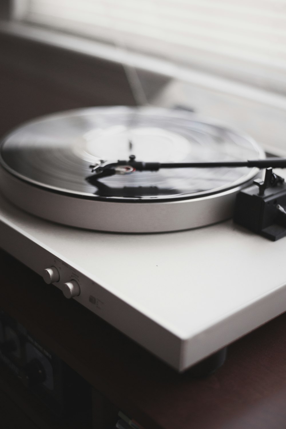 gray and black vinyl turn table