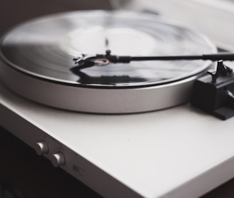 gray and black vinyl turn table