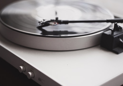 gray and black vinyl turn table