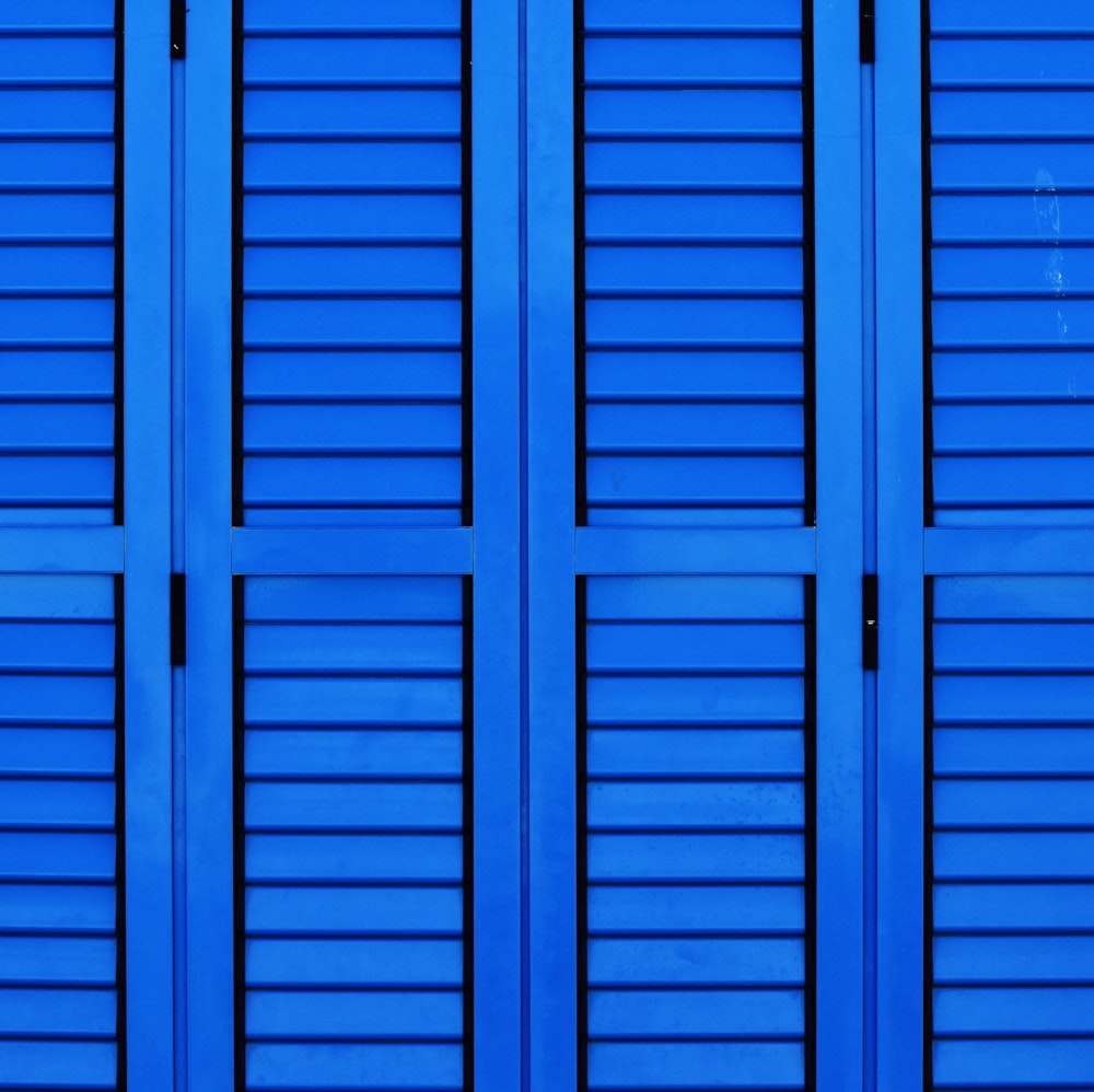 armadio in legno blu