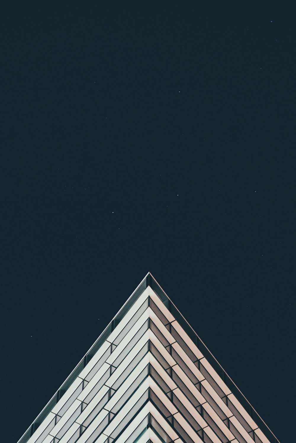 Edificio blanco bajo las estrellas