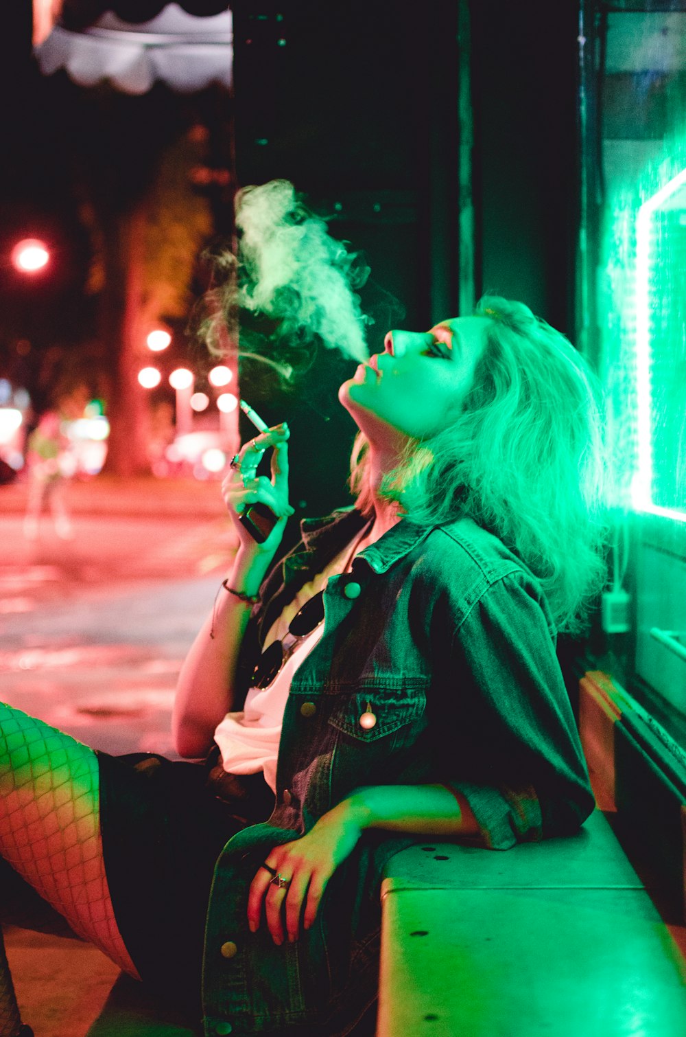 mujer fumando durante la noche