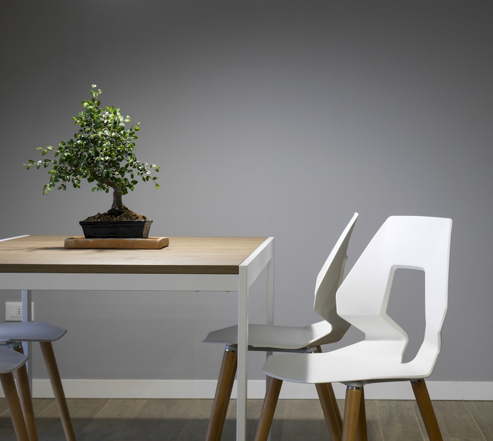 白と茶色の木製テーブルと椅子のセット