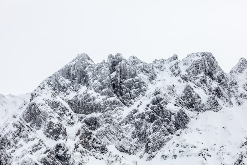 neve branca na montanha