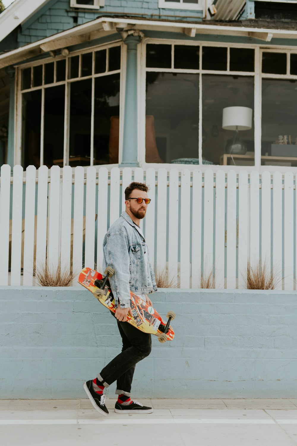 uomo che tiene longboard