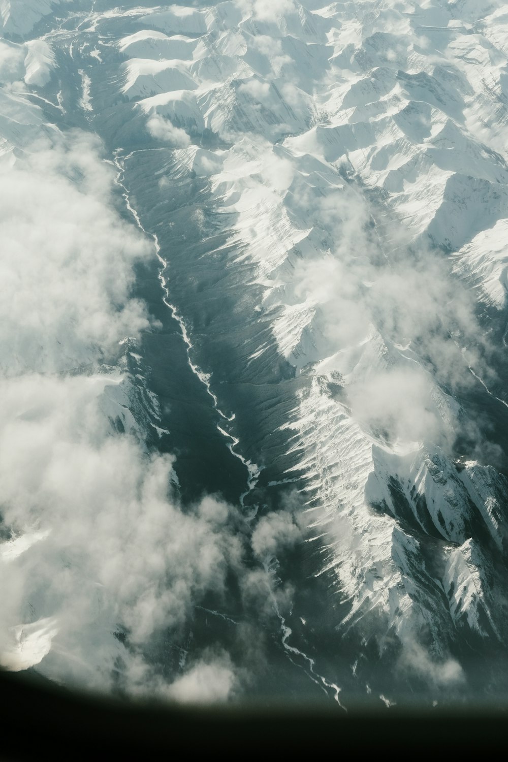 Fotografia de olho de pássaro da montanha com neve