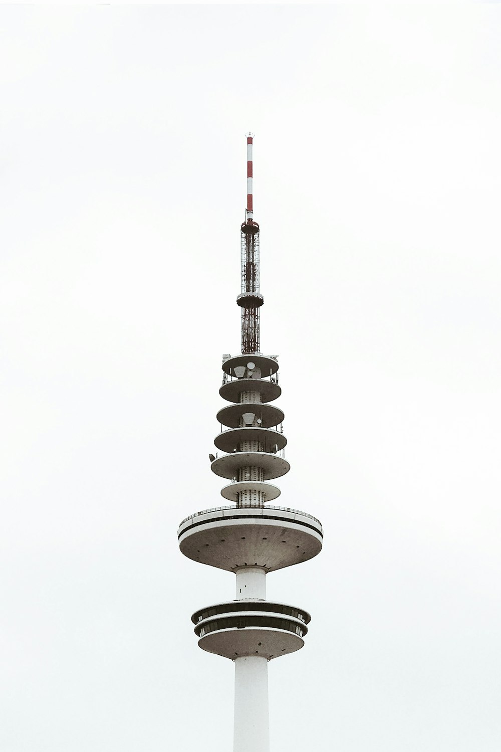 weißer Betonturm