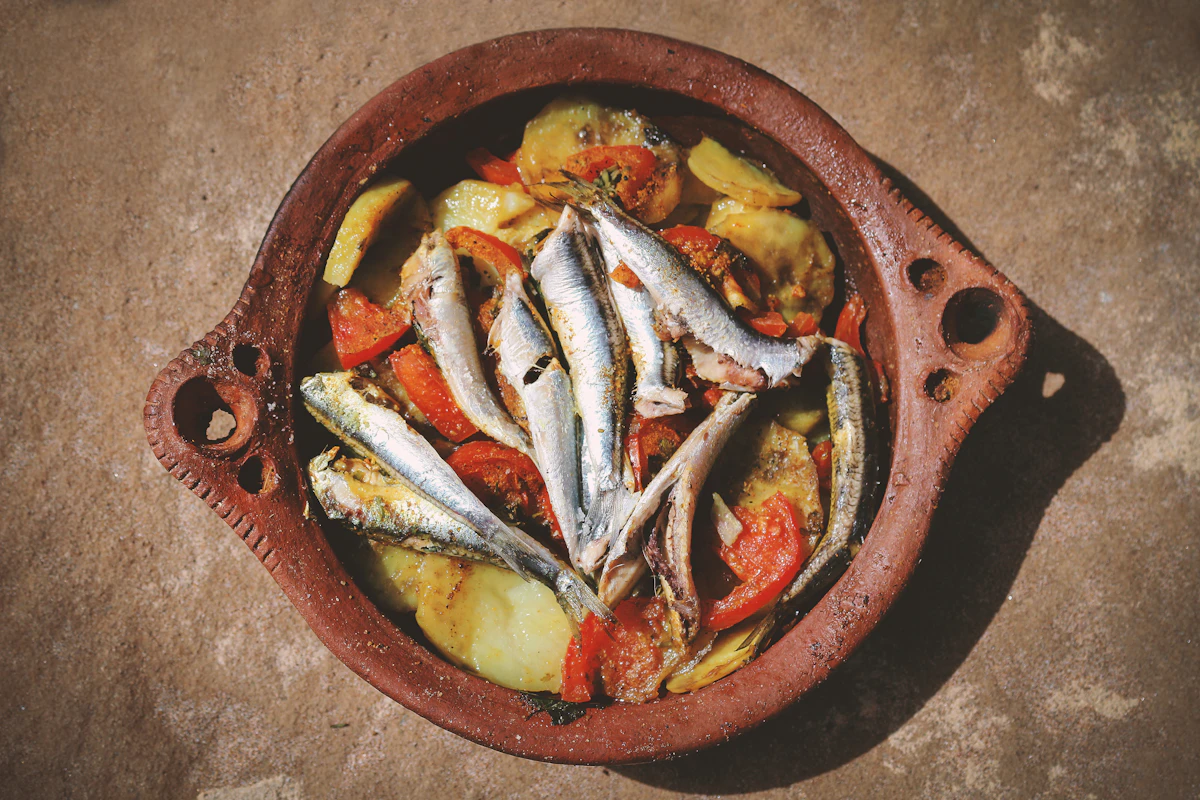Tajine de sardines à la chermoula, pommes de terre et tomates, dans sa marmite en terre