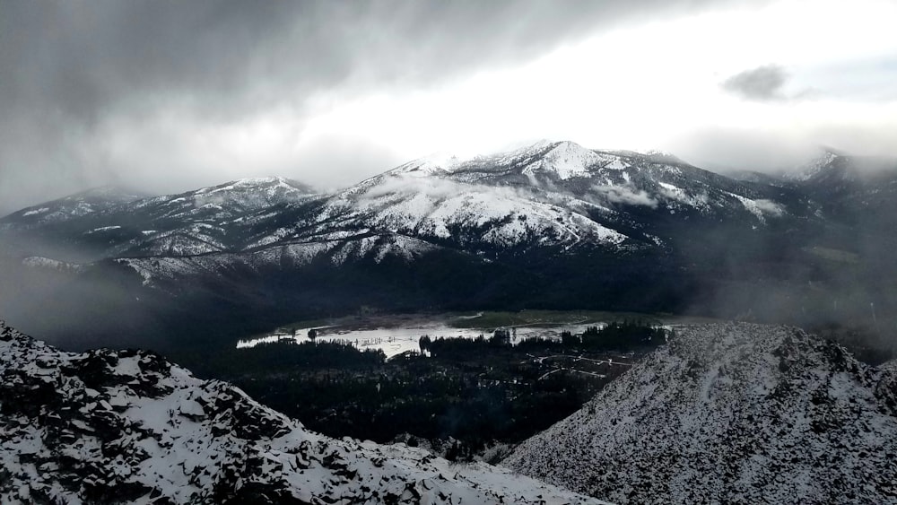 montagne enneigée sous un ciel nuageux pendant la journée