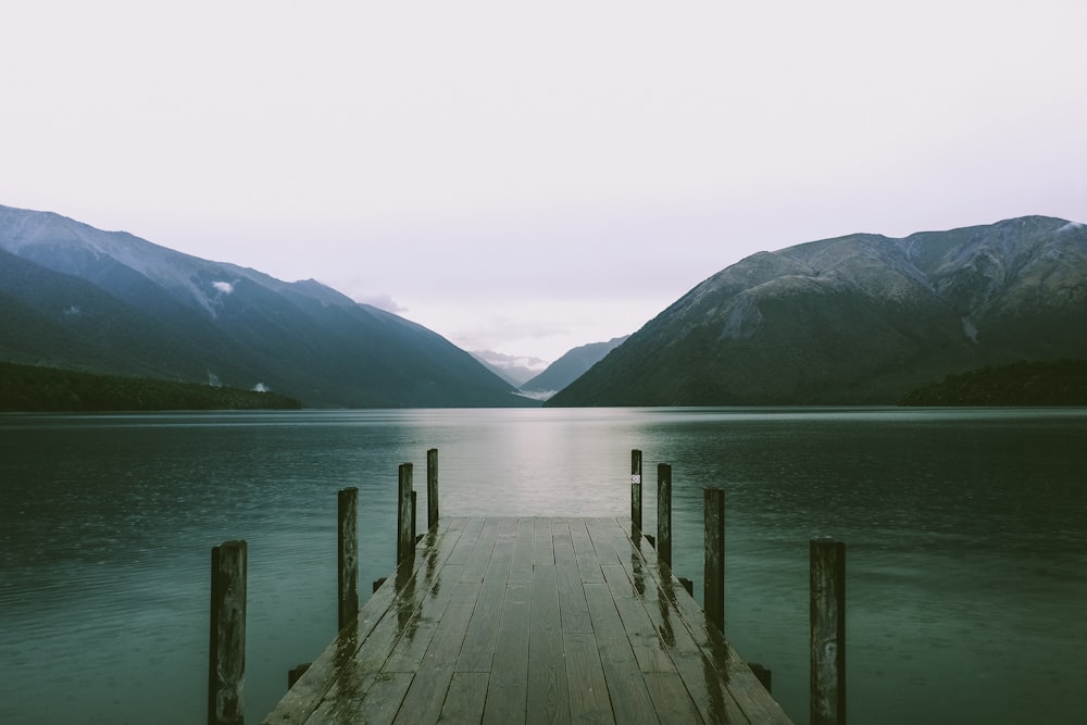 Lago y muelle durante el día