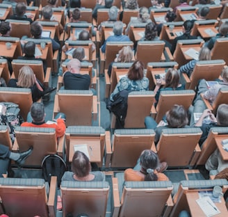 Etudiants en Roumanie écoutant un cours de médecine