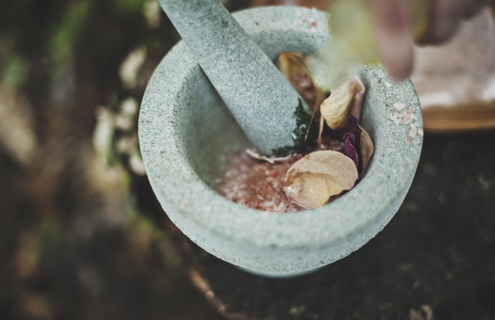 mortaio e pestello in ceramica grigia