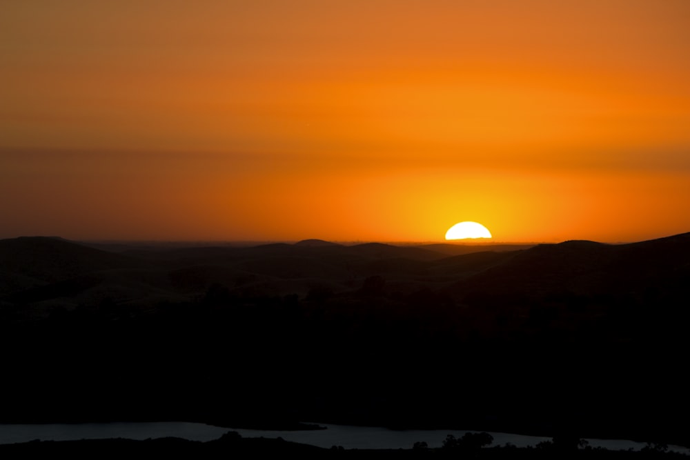 地平線に沈む夕日